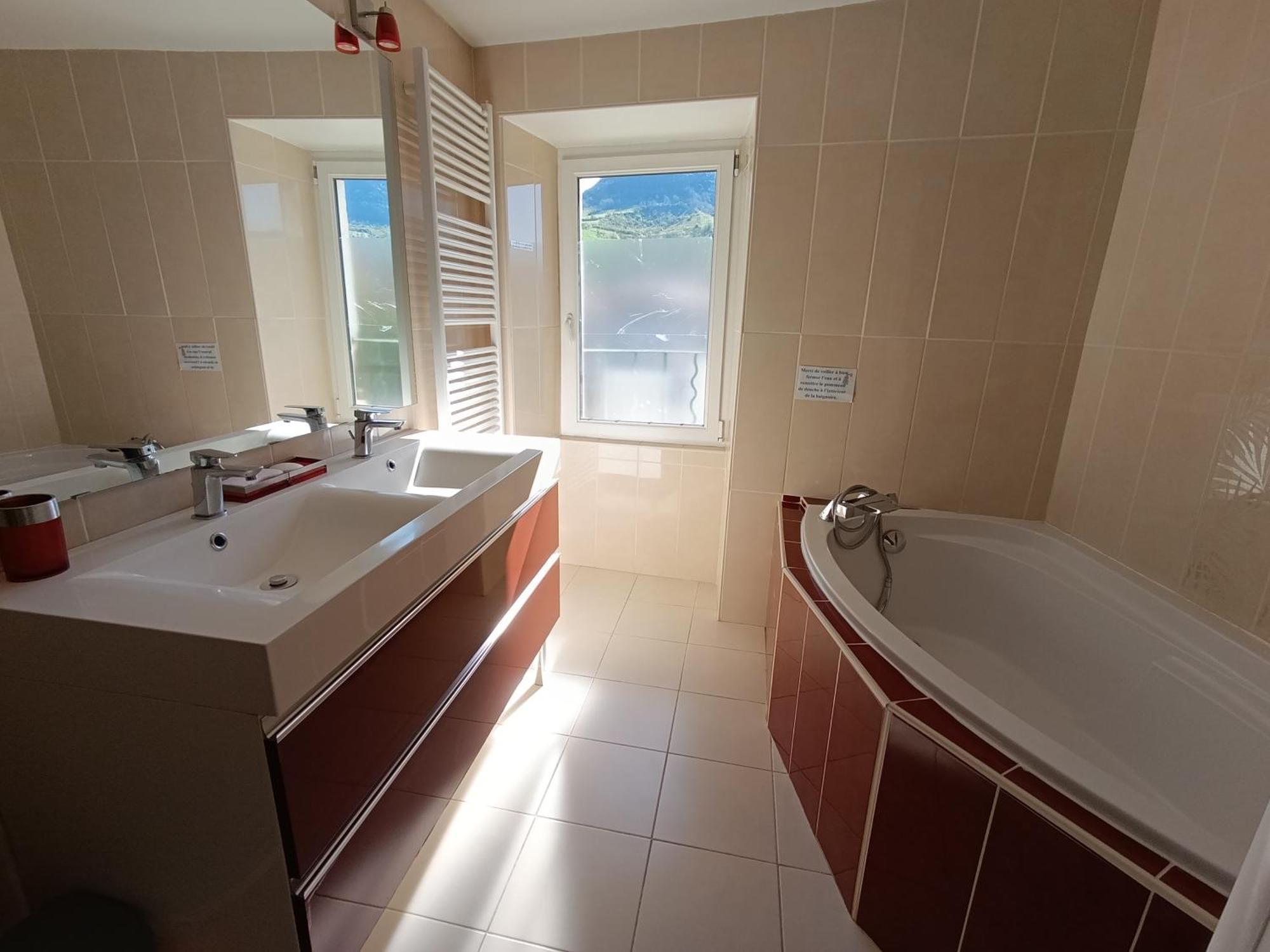 Maison Spacieuse Et Agreable Saint-Georges-de-Luzençon Buitenkant foto
